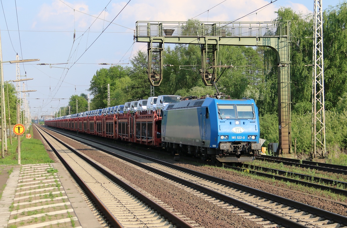 185 522-0 mit Autotransportzug in Fahrtrichtung Wunstorf. Aufgenommen in Dedensen-Gümmer am 29.04.2014.