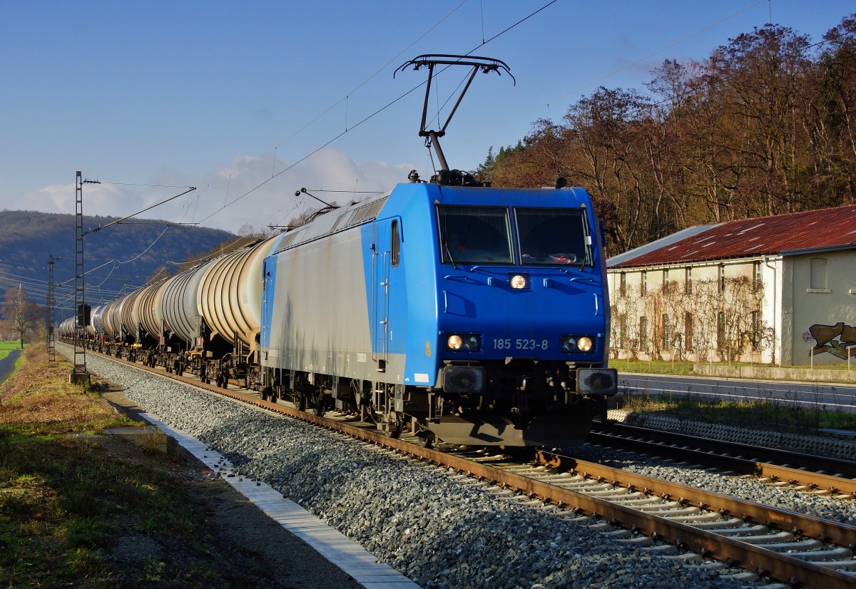 185 523-8 bei Gambach mit einen Kesselzug gesehen am 09.12.15.