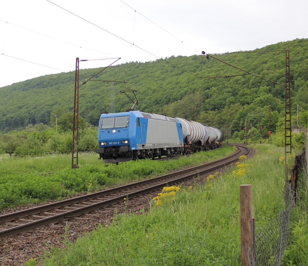 185 523-8 mit Kesselwagenzug in Fahrtrichtung Sden. Aufgenommen in Wernfeld am 23.05.2013.