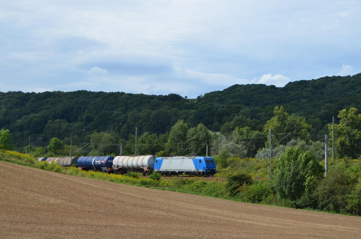 185 523-8 mit Kesselwagenzug Unterwegs Zwischen Camburg - Saaleck in Richtung Halle/Leipzig 10.08.2014 