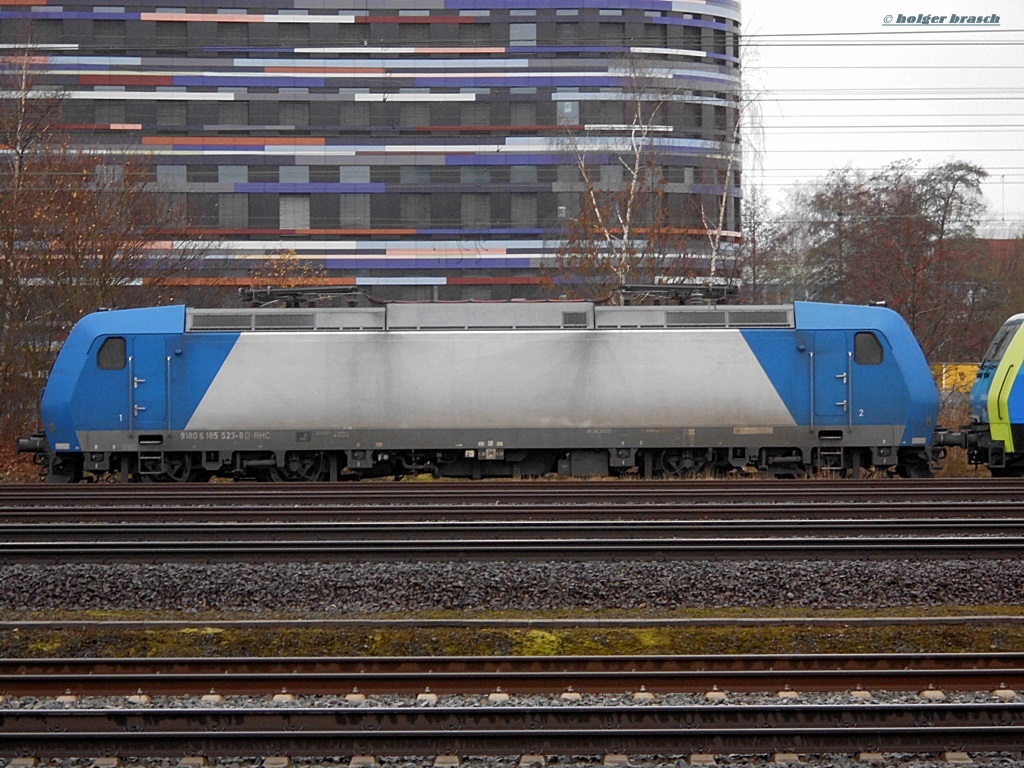 185 523-8 stand beim bhf wilhelmsburg am 01.12.13