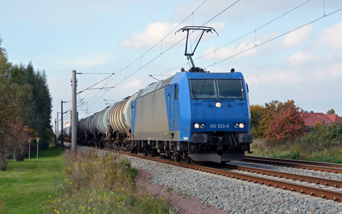 185 523 der HGK zog am 13.10.13 einen Kesselwagenzug durch Greppin Richtung Bitterfeld.