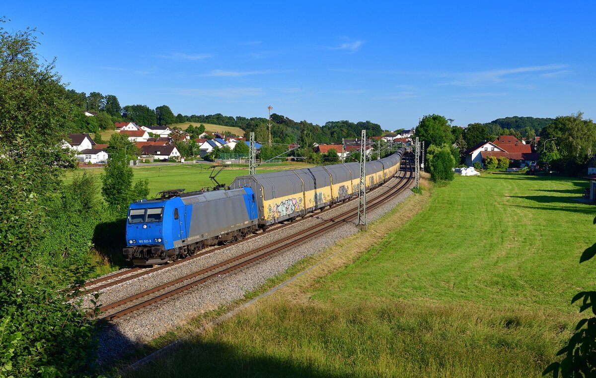 185 523 mit einem ARS Altmann am 15.06.2022 bei Ergoldsbach.