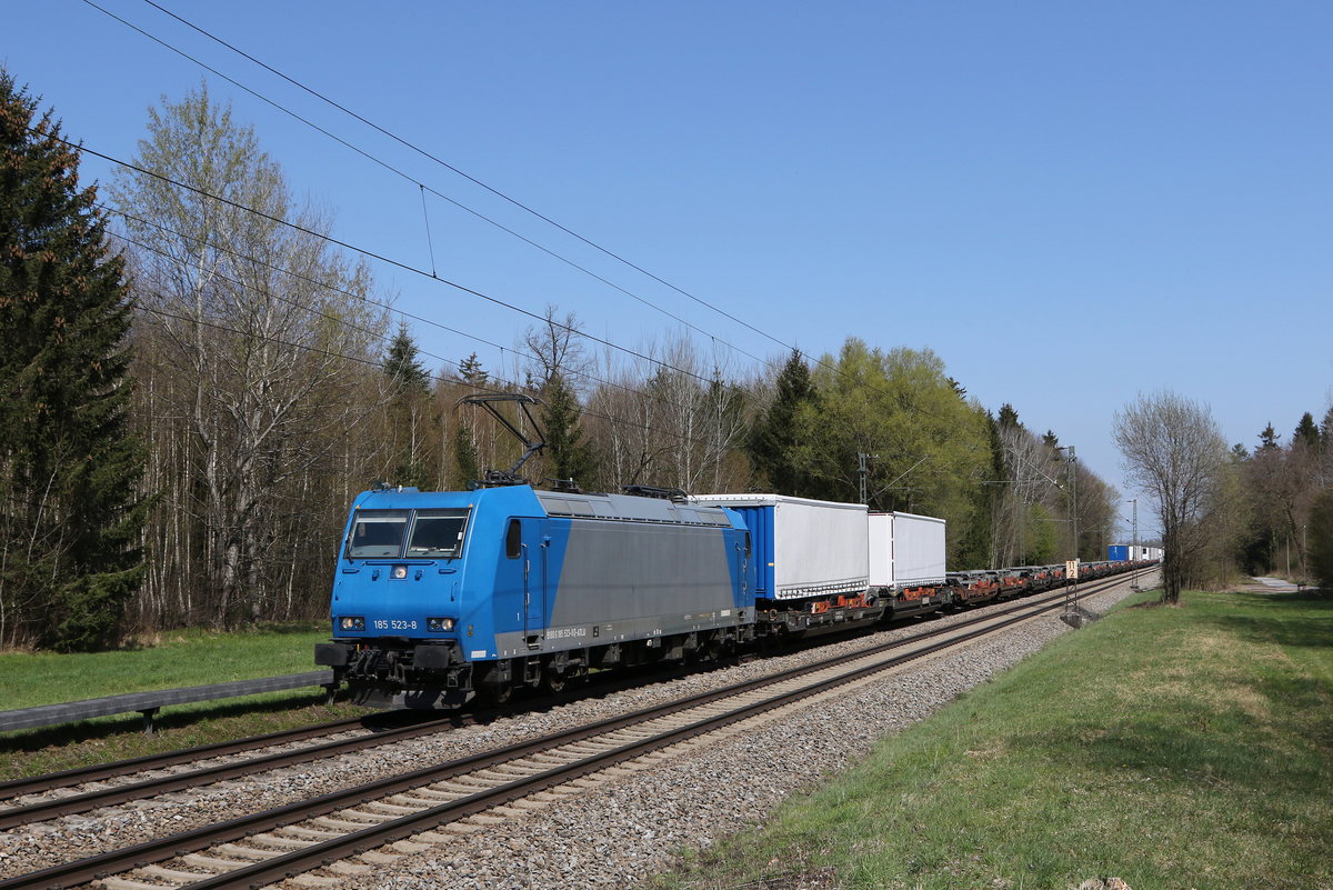 185 523 mit einem  KLV  am 21. April 2021 bei Brannenburg im Inntal.