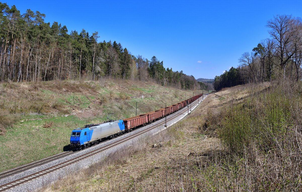 185 524 mit einem Güterzug am 23.04.2021 bei Sinngrün.