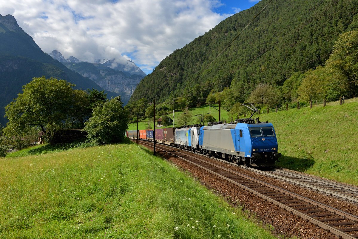 185 525 + 186 1xx mit einem KLV am 02.09.2014 bei Erstfeld.