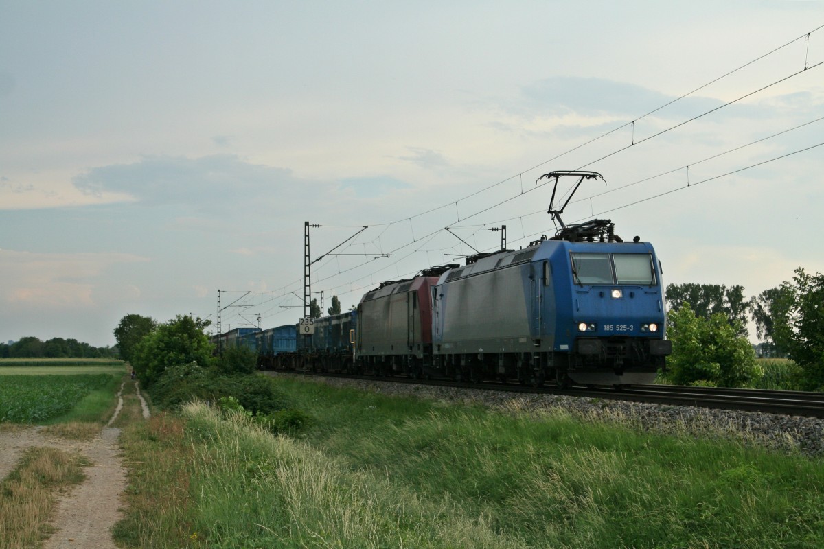 185 525-3 mit 185 593-1 und dem 99479 Richtung Aachen am Abend des 06.08.13 bei Hgelheim.
Die 185 593-1 stand mit dem 99479 wegen eines Funkschadens fast drei Stunden in Mllheim (Baden), bis dann gegen Abend endlich eine Ersatzlok aus Basel mit einem anderen Zug gebracht wurde.
Hiermit nochmal viele Gre an den Lokfhrer!