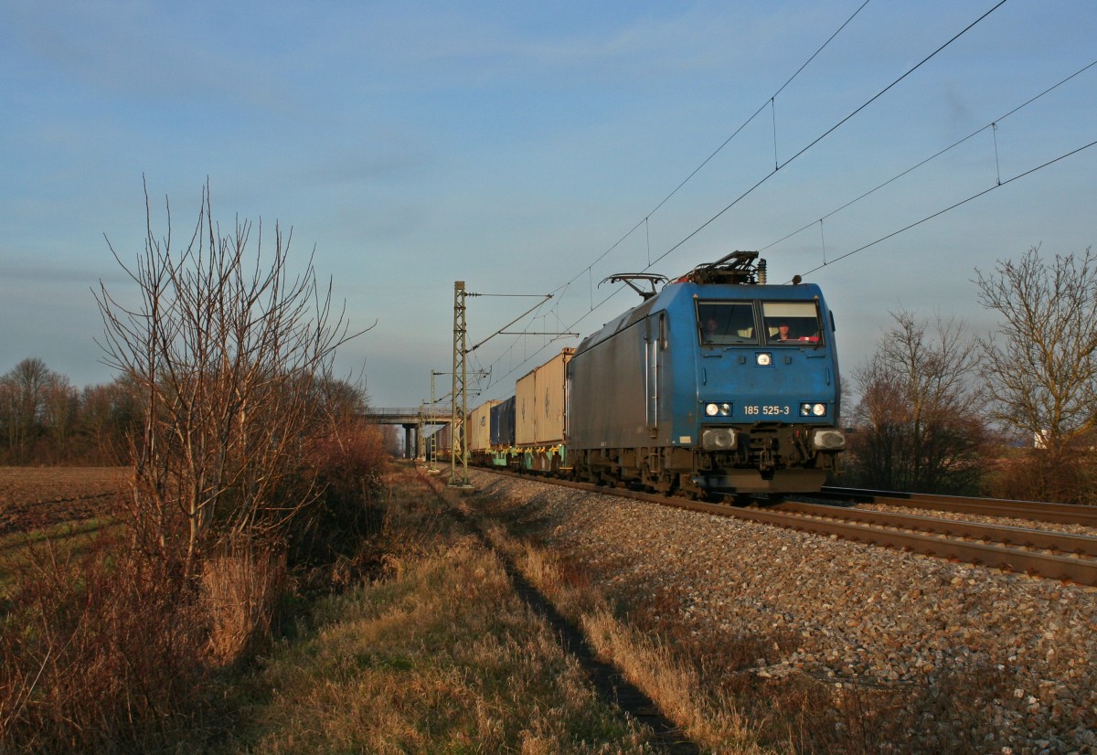 185 525-3 mit einem KLV-Zug gen Sden am frhen Abend des 18.01.14 sdlich des Haltepunktes Buggingen.