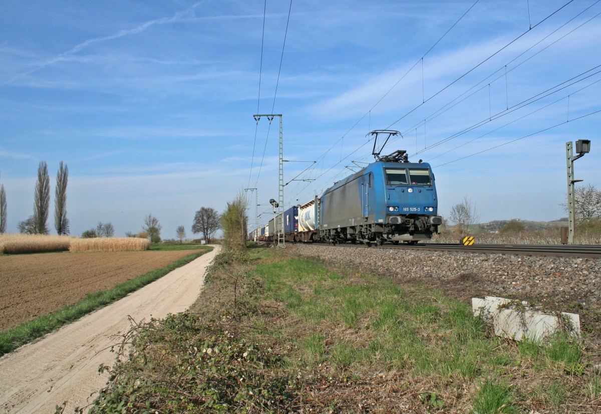 185 525-3 mit einem KLV-Zug in Richtung Schweiz am Nachmittag des 29.03.14 im nrdlichen Einfahrbereich von Mllheim (Baden).
