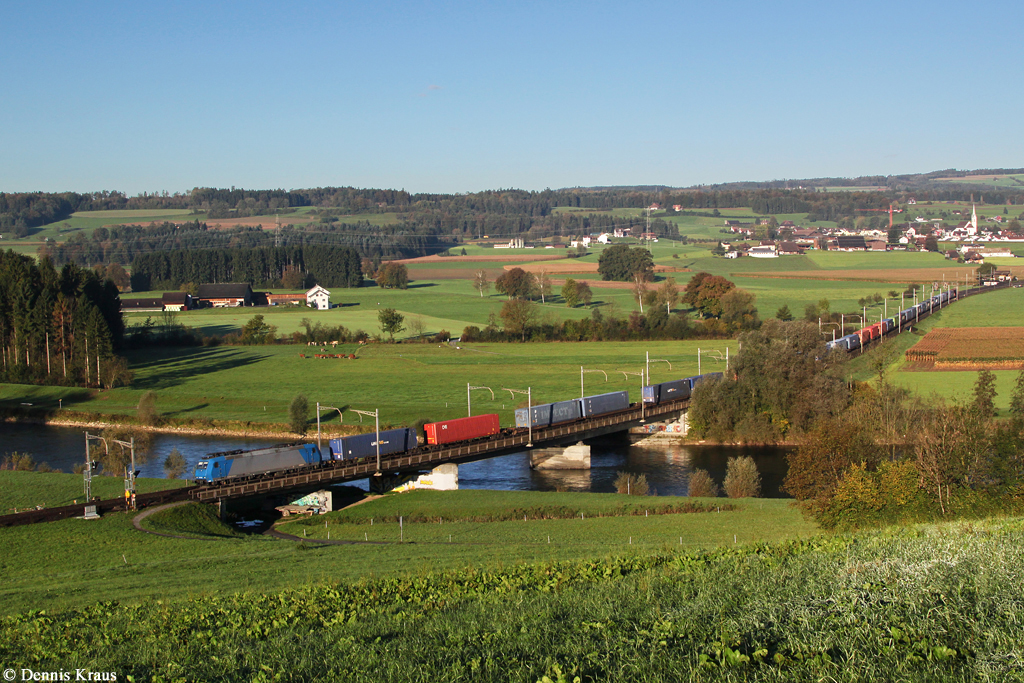 185 525 mit Containerzug am 14.10.2014 bei Rotkreuz.