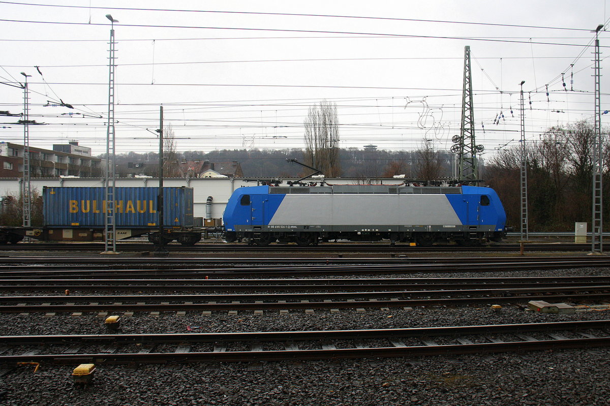 185 526-1 von Crossrail fährt mit einem Containerzug aus Zeebrugge-Ramskapelle(B) nach Milano(I) bei der Ausfahrt aus Aachen-West und fährt in Richtung Aachen-Schanz,Aachen-Hbf,Aachen-Rothe-Erde,Stolberg-Hbf(Rheinland)Eschweiler-Hbf,Langerwehe,Düren,Merzenich,Buir,Horrem,Kerpen-Köln-Ehrenfeld,Köln-West,Köln-Süd. Aufgenommen vom Bahnsteig in Aachen-West.
Bei Regenwetter am Nasskalten vom 31.3.2016.