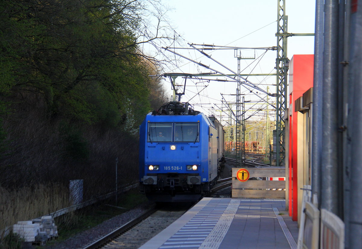 185 526-1 von Crossrail  kommt mit einem LKW-Ambrogio-Zug aus Gallarate(I) nach Belgien und kommt aus Richtung Köln und fährt durch Stolberg-Hbf in Richtung Eilendorf,Aachen-Rothe Erde,Aachen-Hbf,Aachen-Schanz,Aachen-West.
Aufgenommen von Bahnsteig 1 in Stolberg-Rheinland(Hbf).
Am Abend vom 18.4.2018.