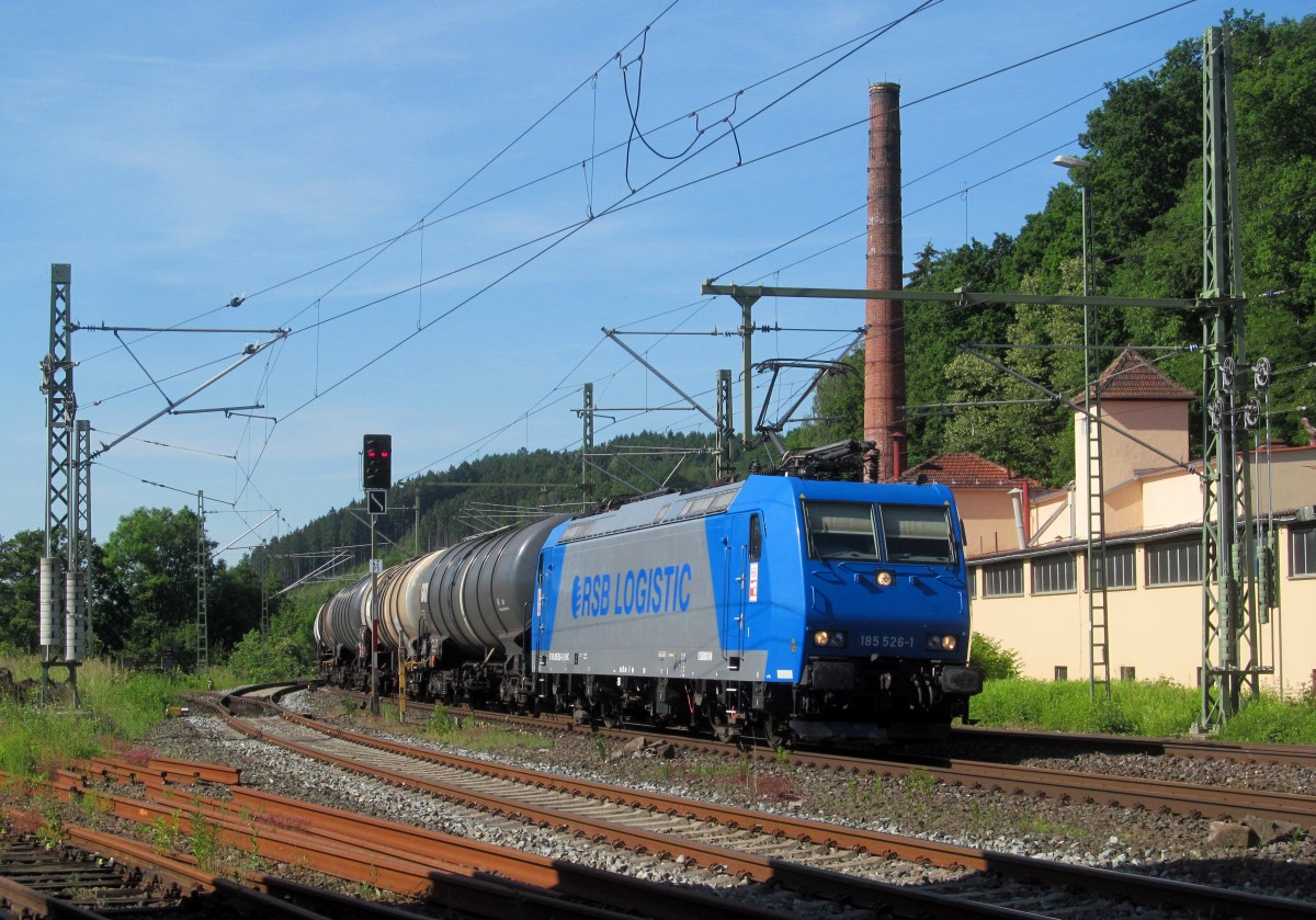 185 526-1 der HGK / RSB Logistic zieht am 07. Juni 2014 einen Kesselwagenzug durch Kronach in Richtung Saalfeld.