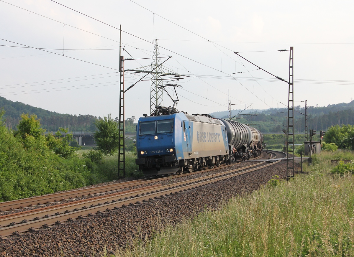 185 526-1 mit Kesselwagenzug in Fahrtrichtung Norden. Am Zugschluss hing auch noch eine �berraschung! Aufgenommen am 11.06.2013 zwischen Eichenberg und Friedland(HAN).