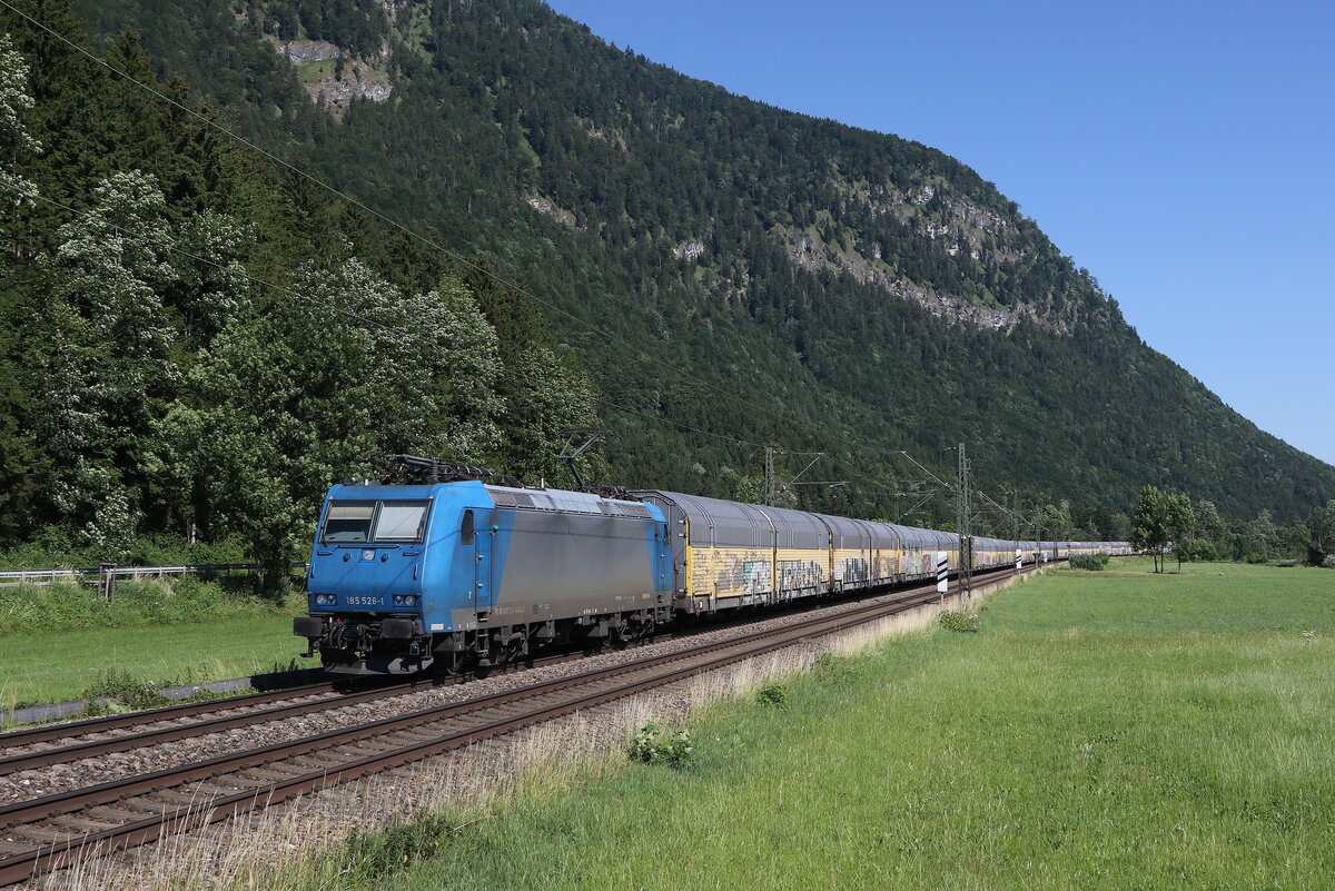 185 526 mit einem Autozug aus München kommend am 29. Juni 2023 bei Niederaudorf.