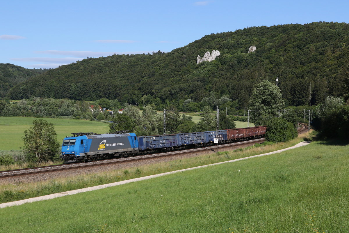 185 526 von  Widmer Rail Service  mit offenen Güterwagen am 30. Juni 2020 bei Dollnstein im Altmühltal.