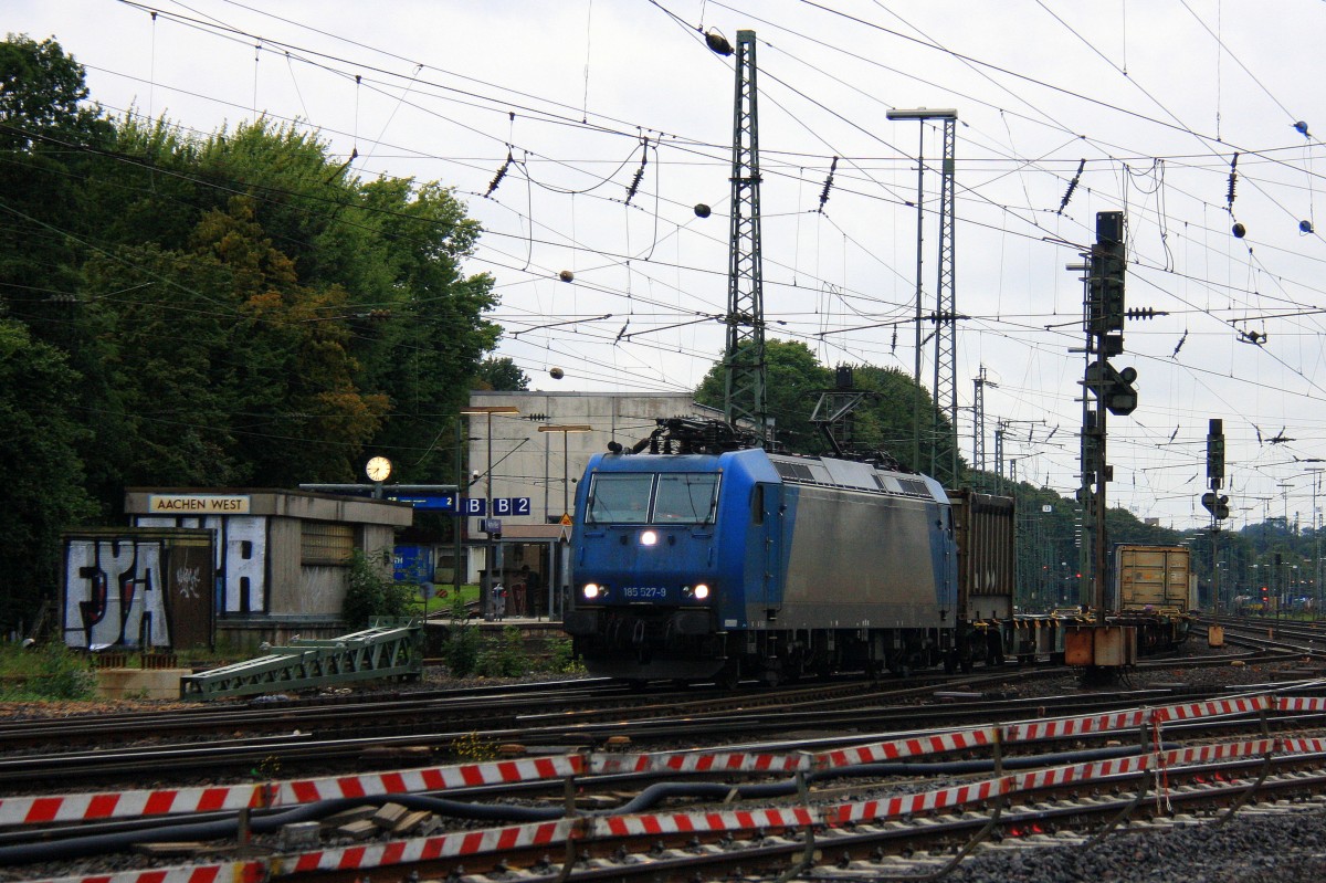 185 527-9 von Crossrail f�hrt mit einem langen Ewals-Cargo-Care Containerzug aus Geleen-Lutterade(NL) nach Novara(I) bei der Ausfahrt von Aachen-West und f�hrt in Richtung Aachen-Hbf,K�ln bei Regenwetter in der Abendstimmung am 10.9.2013.