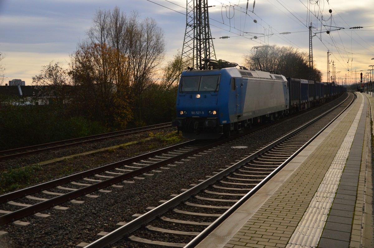 185 527-9 mit einem Containerzug in Kalscheuren. 5.12.2015