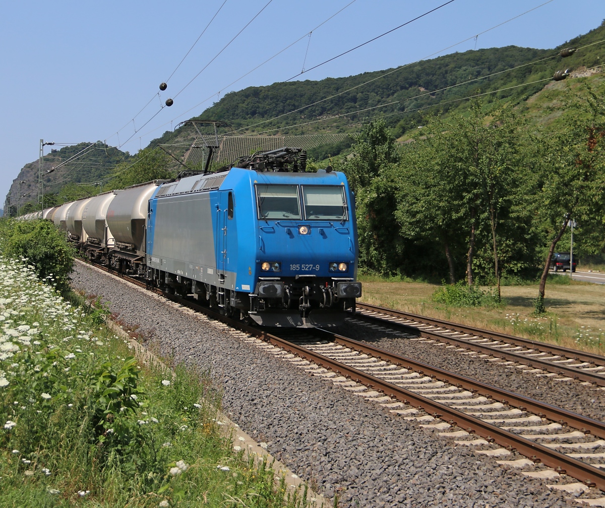 185 527-9 mit Silowagen in Fahrtrichtung Koblenz. Aufgenommen in Leutesdorf am 17.07.2015.