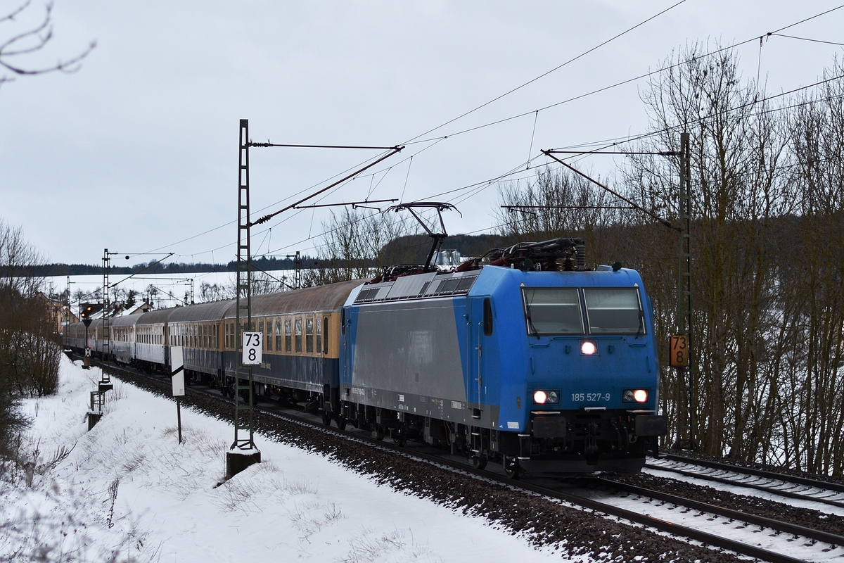 185 527 bespannte am 12. Januar 2019 den Lessing-Express, der sich an diesem Tag auf der Rückfahrt nach Frankfurt am Main befand. Hier befindet sich der Zug auf der Filstalbahn bei Lonsee.