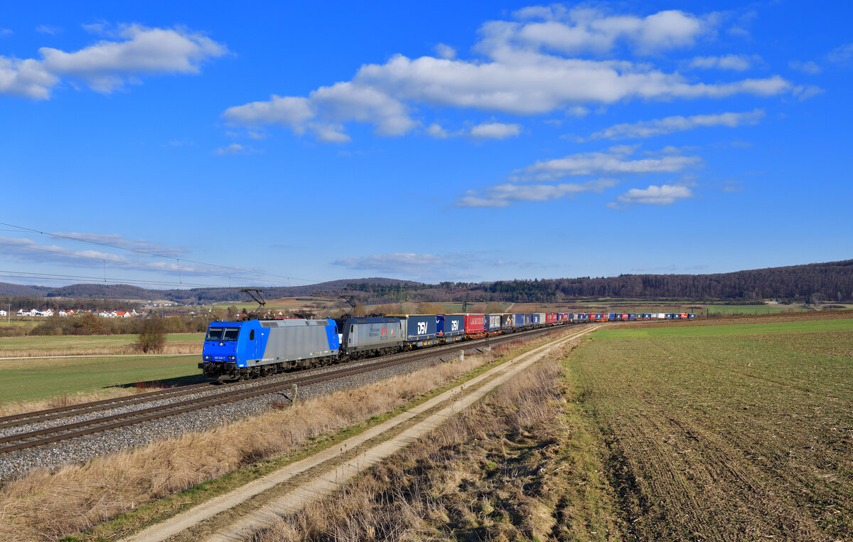 185 528 + 185 407 mit DGS 40568 am 27.02.2022 bei Wettelsheim.