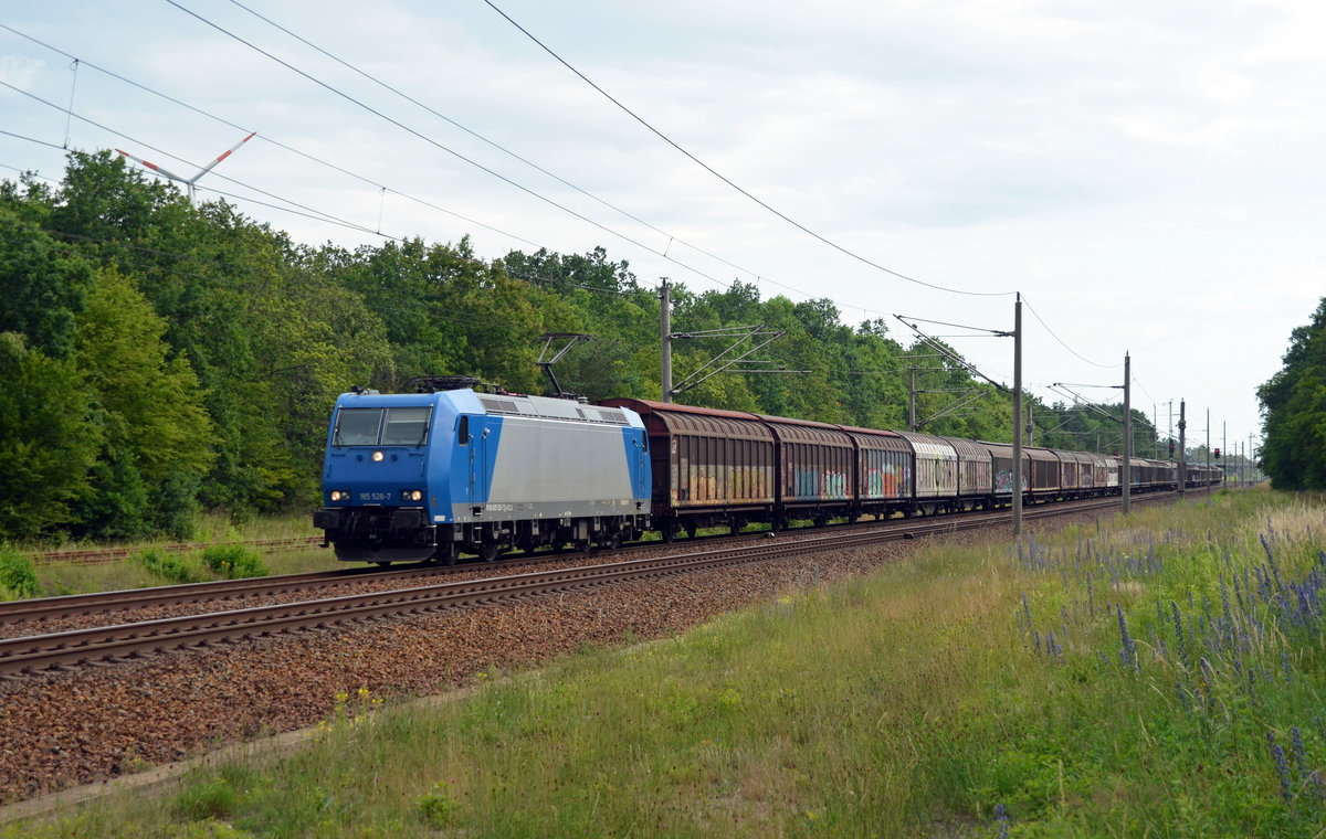 185 528 führte am 28.06.20 für die TX den Papierzug aus Rostock nach Italien durch Burgkemnitz Richtung Bitterfeld.