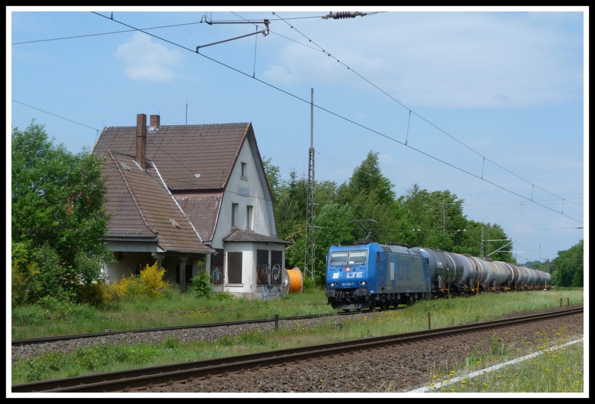185 528 heizt am 28.5.15 mit einem Kesselzug über die Nord-Süd-Strecke Richtung Süden.
Aufgenommen bei Kerzell, südlich von Fulda. 