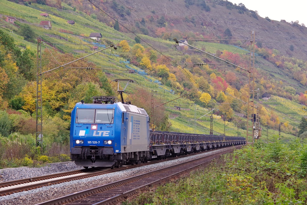 185 528 LTE mit einem Kupferzug am 13.10.2013 bei Gambach gen Gem�nden am Main. 