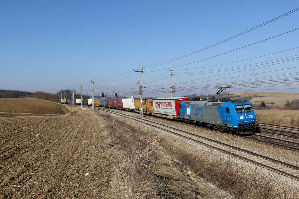 185 528 der LTE mit einem KLV am 21. Februar 2015 bei Böheimkirchen.
