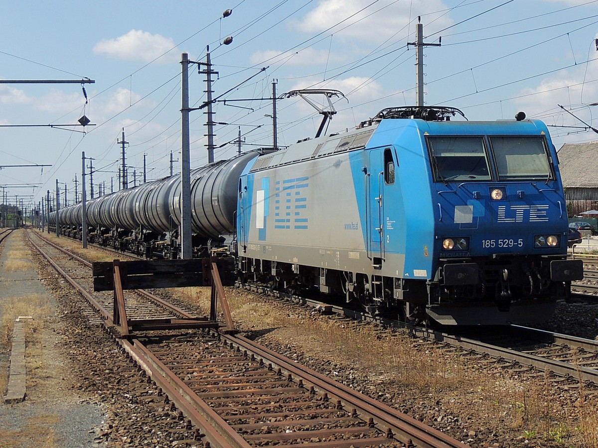 185 529-5 von LTE durchfhrt mit einem VTG-Kesselwagenzug Marchtrenk Richtung Linz; 130821