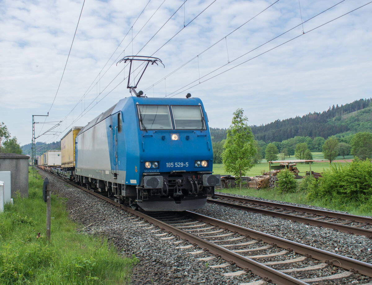 185 529-5 mit dem DHL-Express am 18.05.2022 bei Stockheim