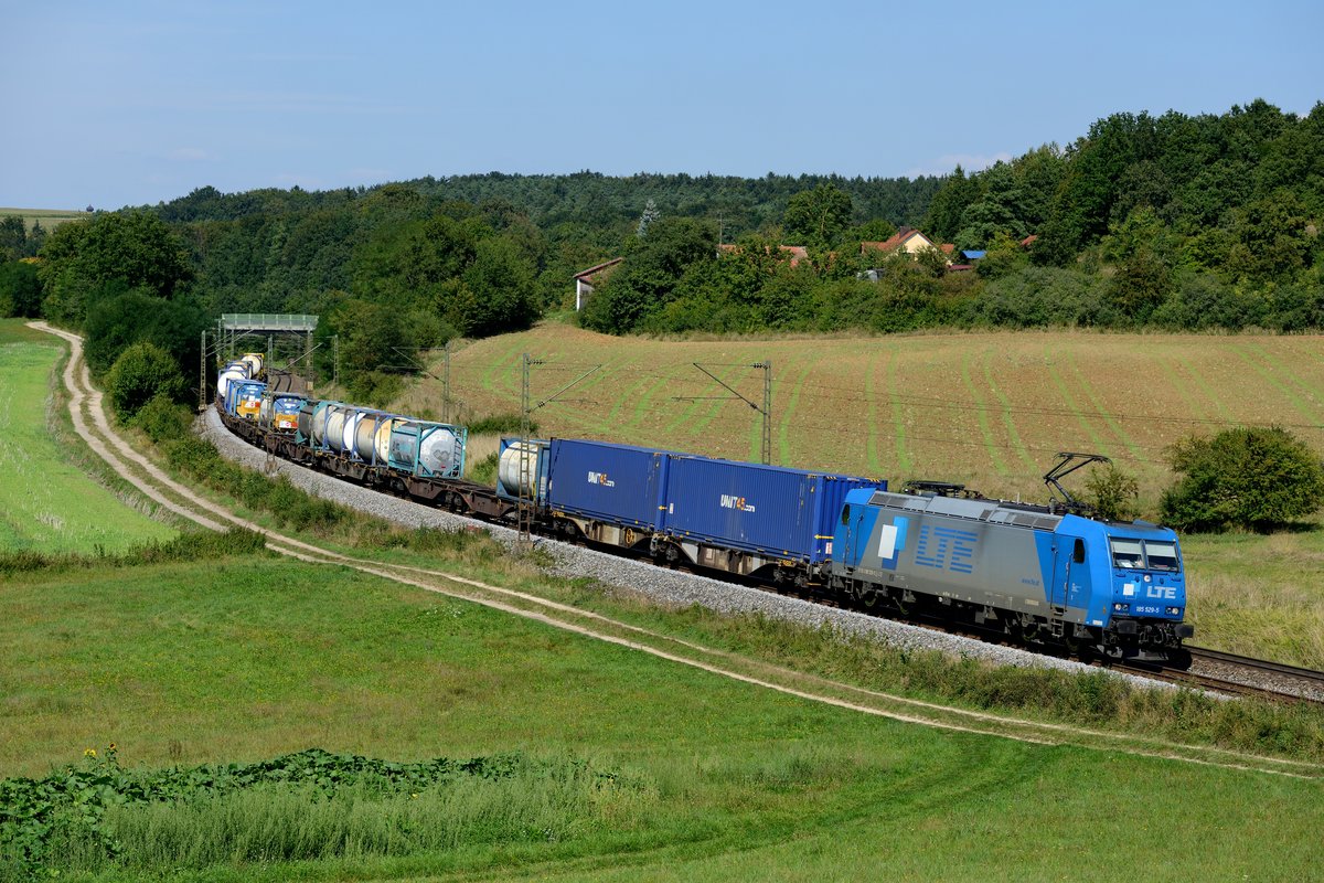 185 529 der LTE konnte am 07. September 2013 mit einem Containerzug in Richtung Österreich bei Edlhausen abgelichtet werden.