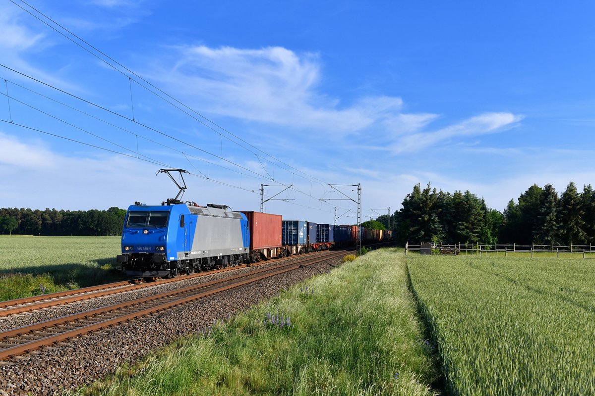 185 529 mit einem Containerzug am 23.05.2018 bei Rohrsen. 