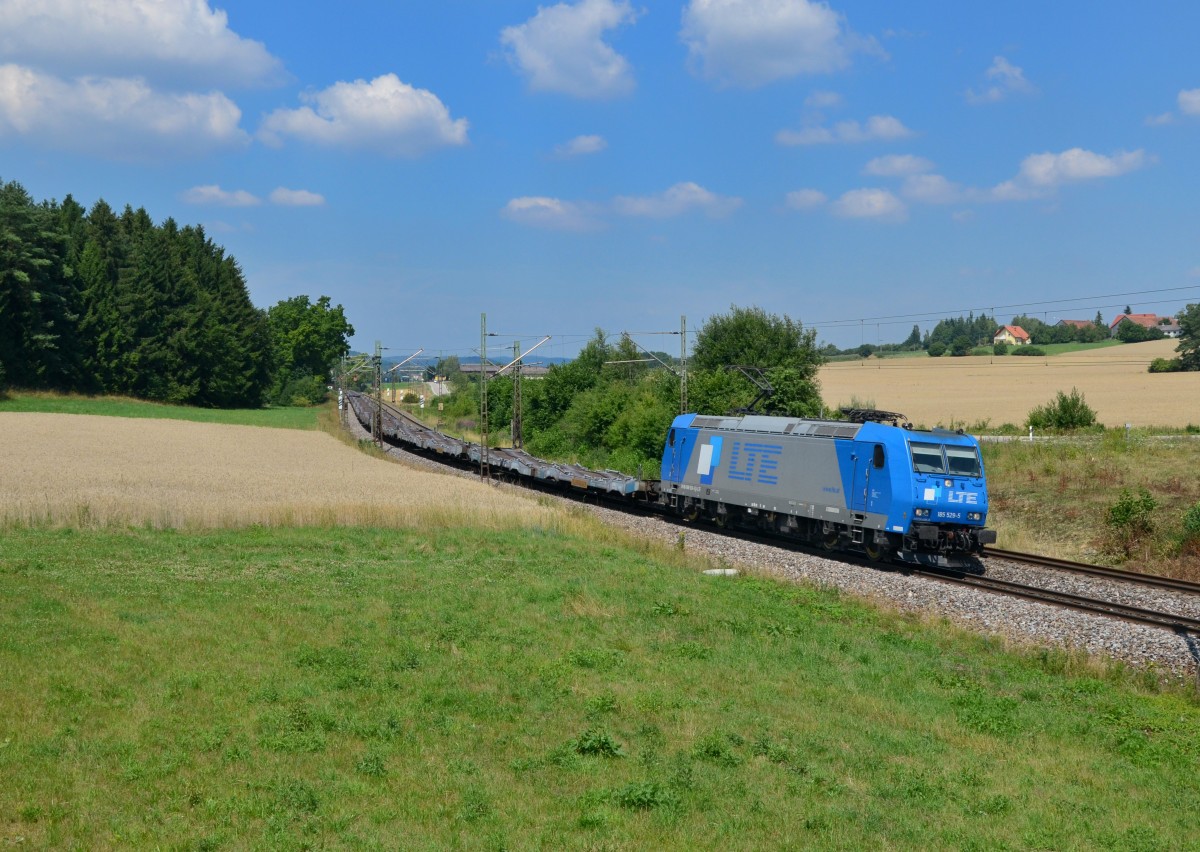 185 529 mit einem leeren Autozug am 14.07.2014 bei Sinngrün. 