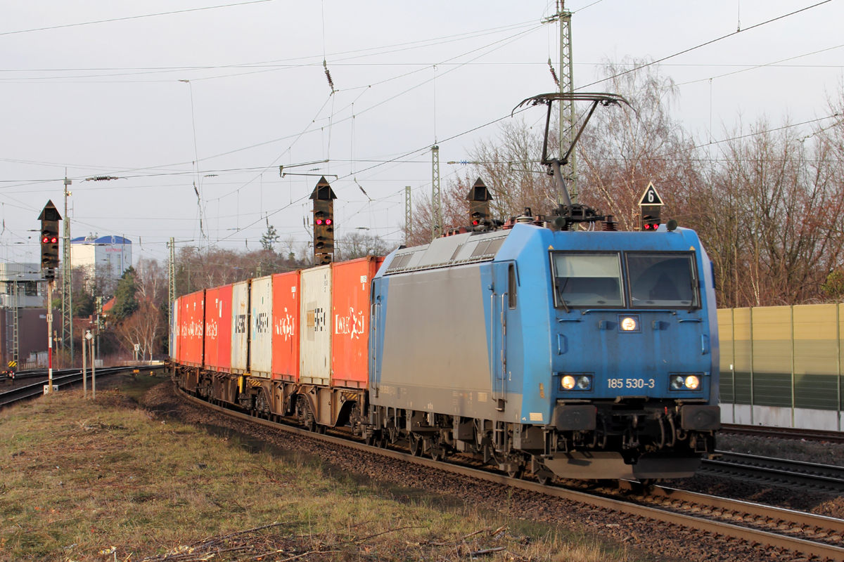 185 530-3 durchfährt Nienburg(Weser) 18.12.2018