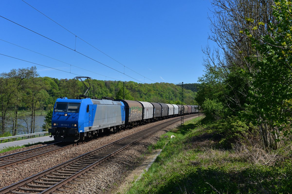 185 530 mit einem Güterzug am 06.05.2017 bei Sandbach. 