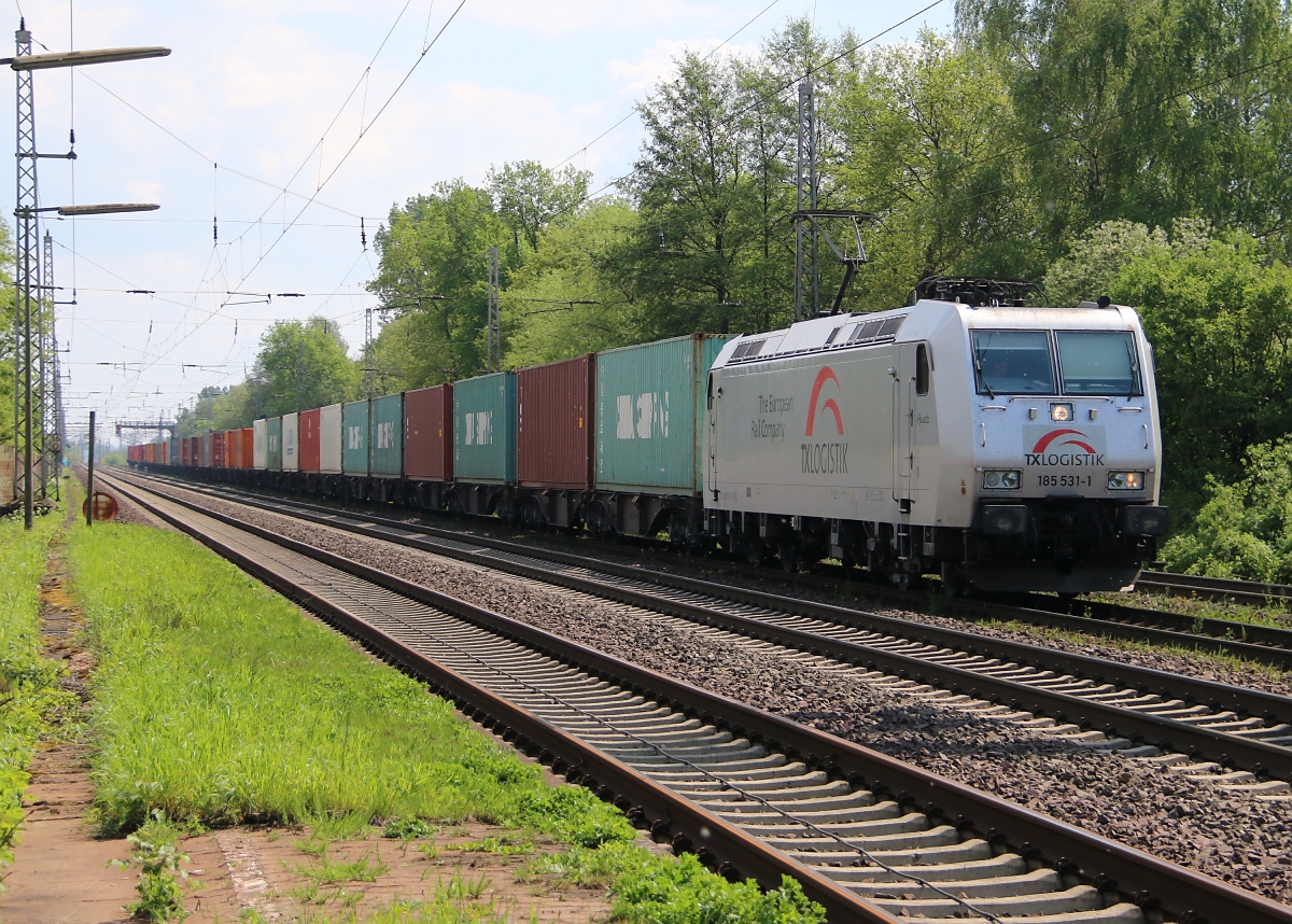 185 531-1 mit Containerzug in Fahrtrichtung Wunstorf. Aufgenommen am 29.04.2014 in Dedensen-Gümmer.