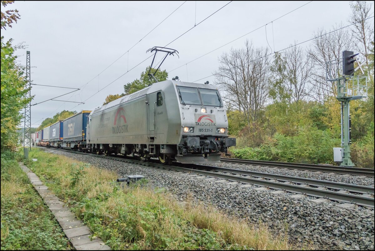 185 531-1 mit einen Walterzug in Richtung Süden unterwegs,20.10.2021 in Vollmerz.
