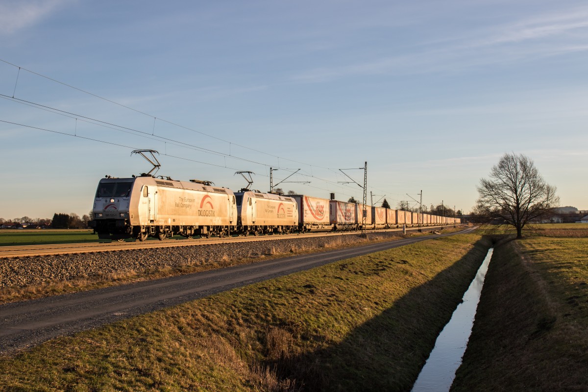 185 531 und 185 538 mit dem 41870 am Morgen des 6. Februar 2016 bei Übersee.