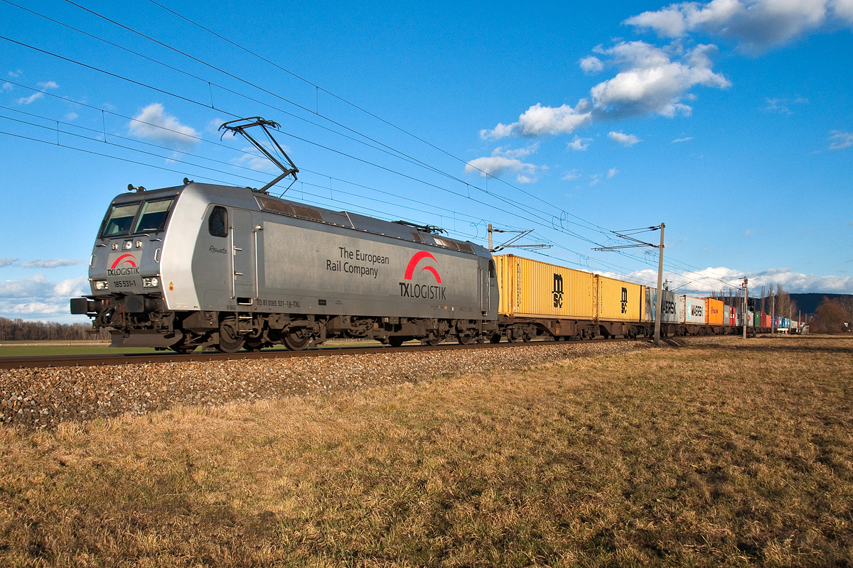 185 531  Renate , fährt mit dem obligaten Containerzug TEC 43940 auf der FJB kurz nach Zeiselmauer-Königstetten in Richtung Tulln. Die Aufnahme entstand am 14.2.2014.