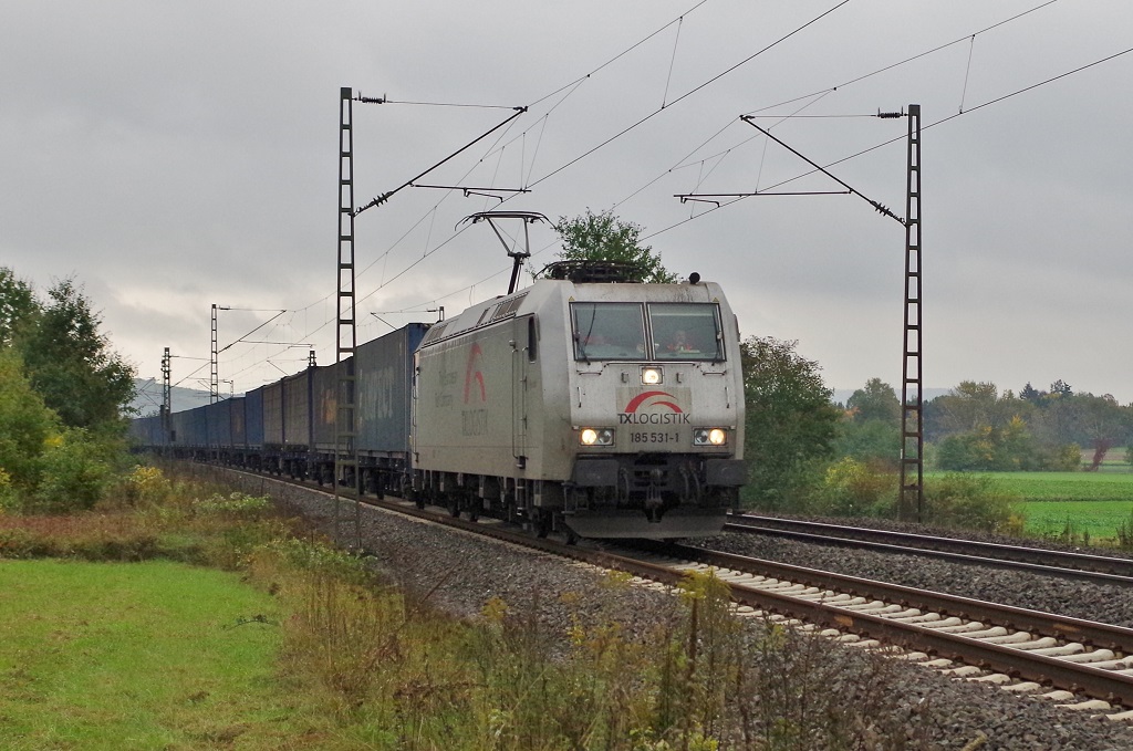 185 531 TXL mit dem Tchibo-Zug am 13.10.2013 bei Harrbach gen Gemnden am Main. 