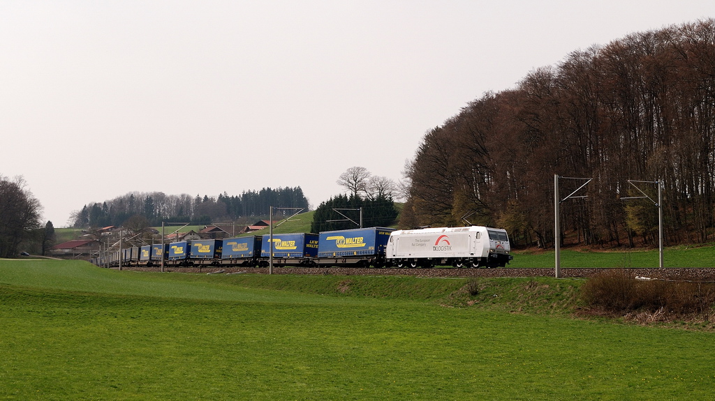 185 531 (TXL) mit LKW-Walter-Zug bei Traunstein (01.04.2014)