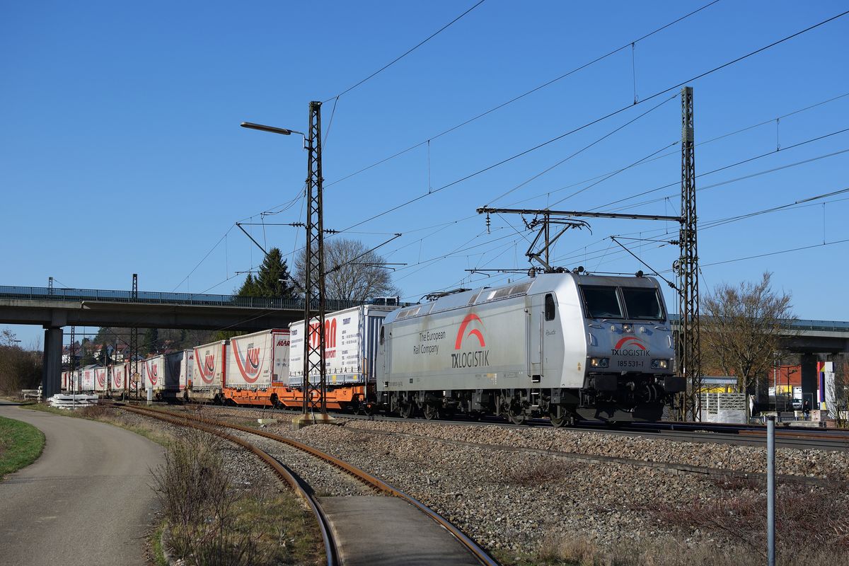 185 531 von TXL zieht am 6. April 2018 den Mars-Zug durch Amstetten (Württ) Richtung Ulm.