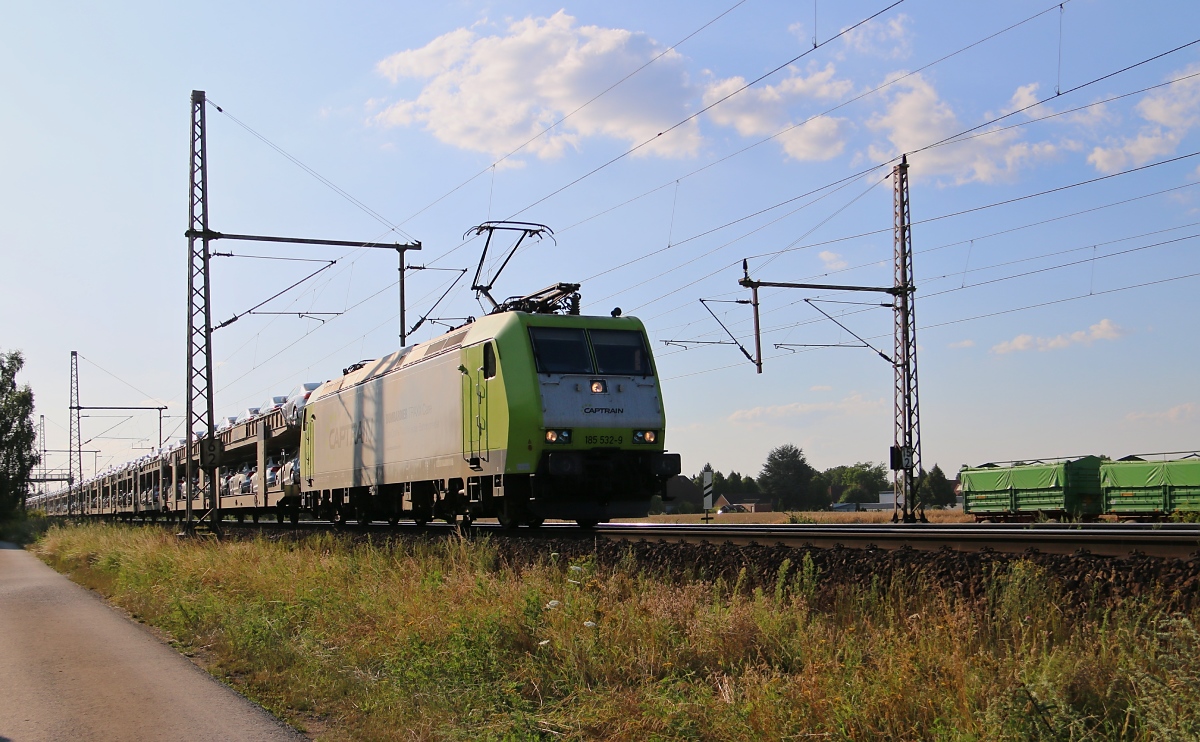 185 532-9 von Captrain mit beladenem Autotransportzug in Fahrtrichtung Seelze. Aufgenommen bei Dedensen-Gümmer am 23.07.2014.