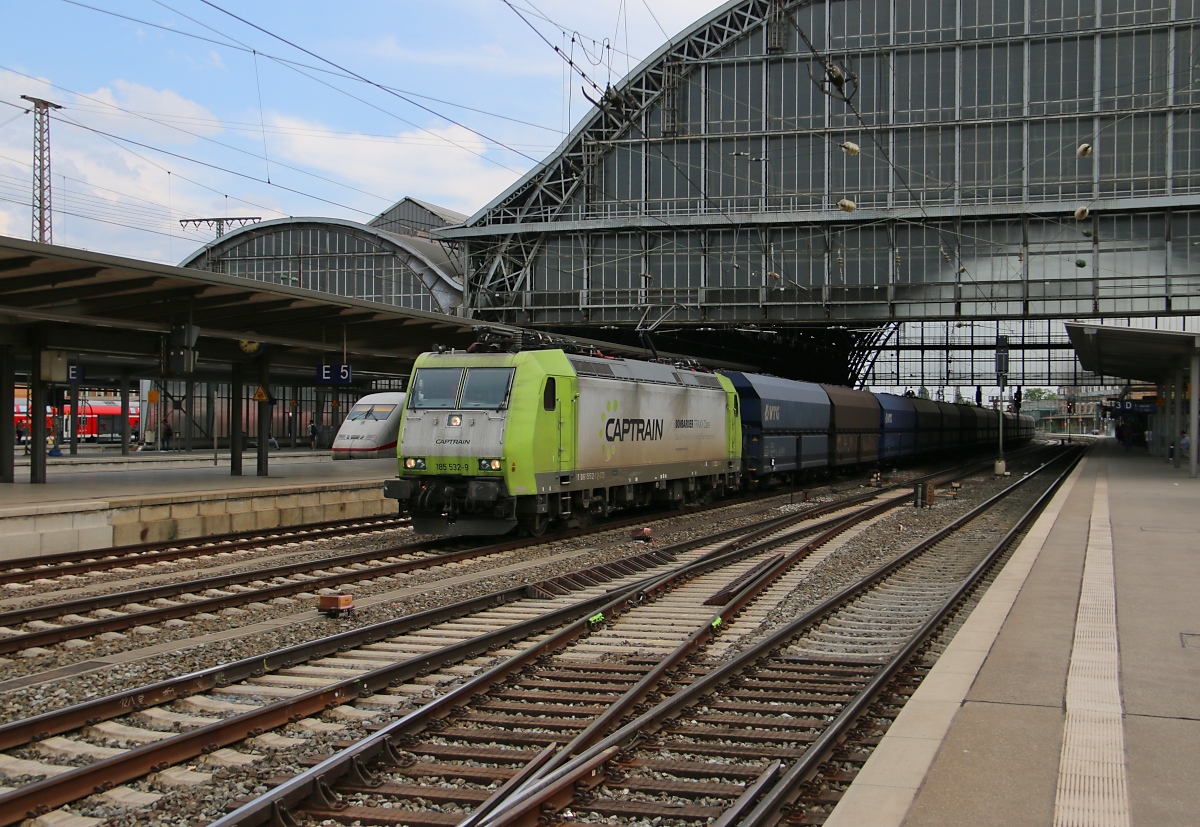185 532-9 von Captrain passiert die Halle des Bremer Hauptbahnhofs mit ordentlich Kohle am Haken. Aufgenommen am 11.05.2016.