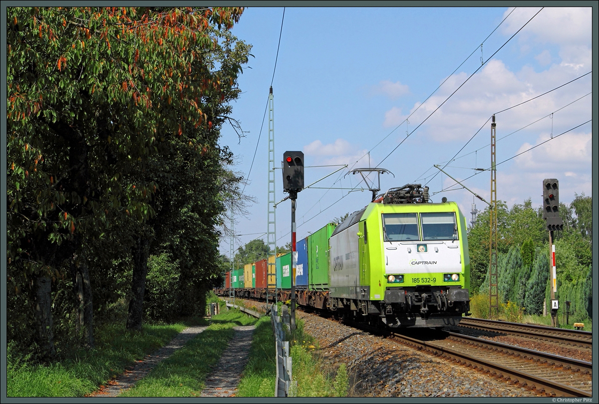 185 532-9 von Captrain rollt am 24.08.2013 mit einem Containerzug durch Dresden-Stetzsch.