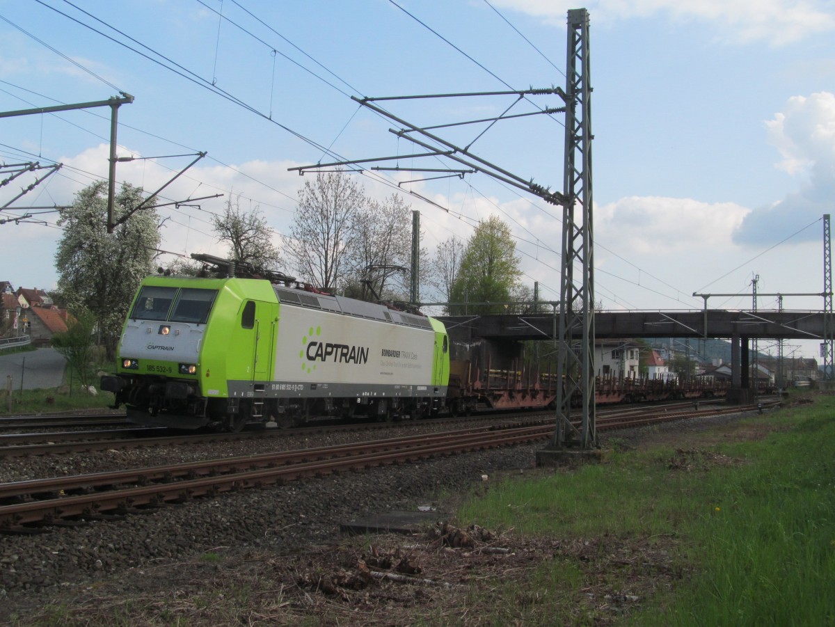 185 532-9 von Captrain zieht am 11. April 2014 einen leeren Langschienenzug aus Kronach in Richtung Saalfeld heraus.