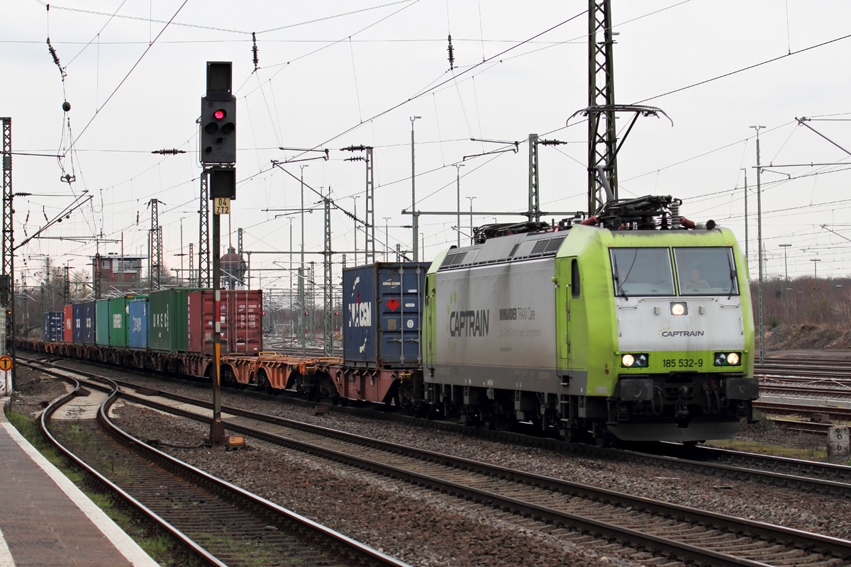 185 532-9 durchfährt Duisburg-Bissingheim 26.3.2015