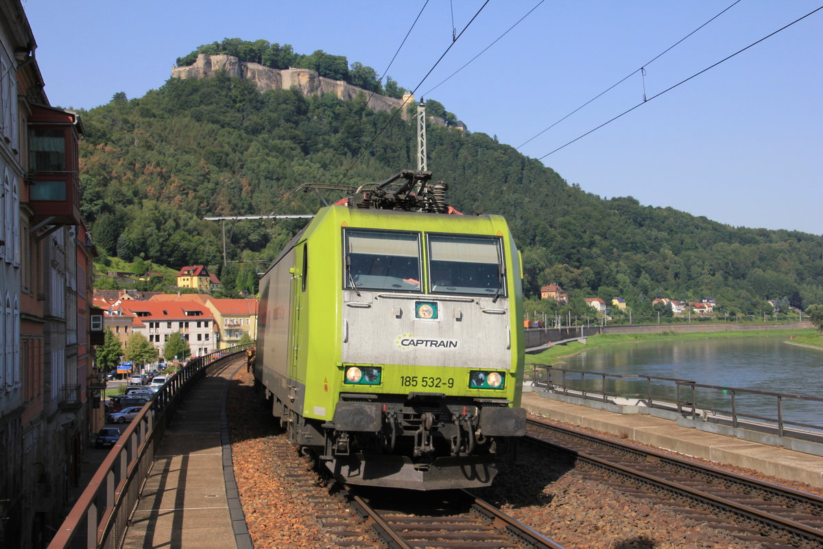 185 532 mit Containerzug am 03.08.2013 in Königstein. Die Aufnahme entstand aus sicherer Entfernung vom Bahnsteig. 