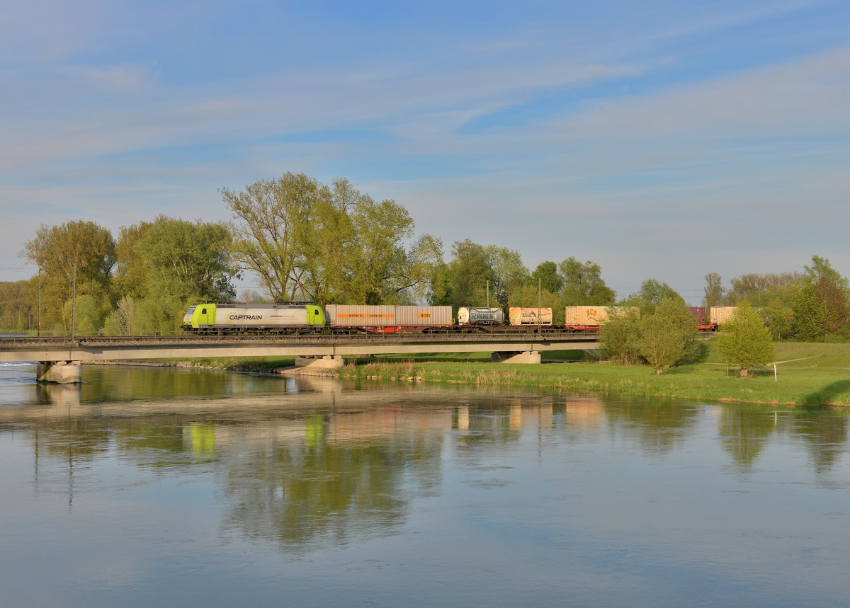 185 532 mit DGS 43920 am 29.04.2015 auf der Isarbrücke bei Plattling. 